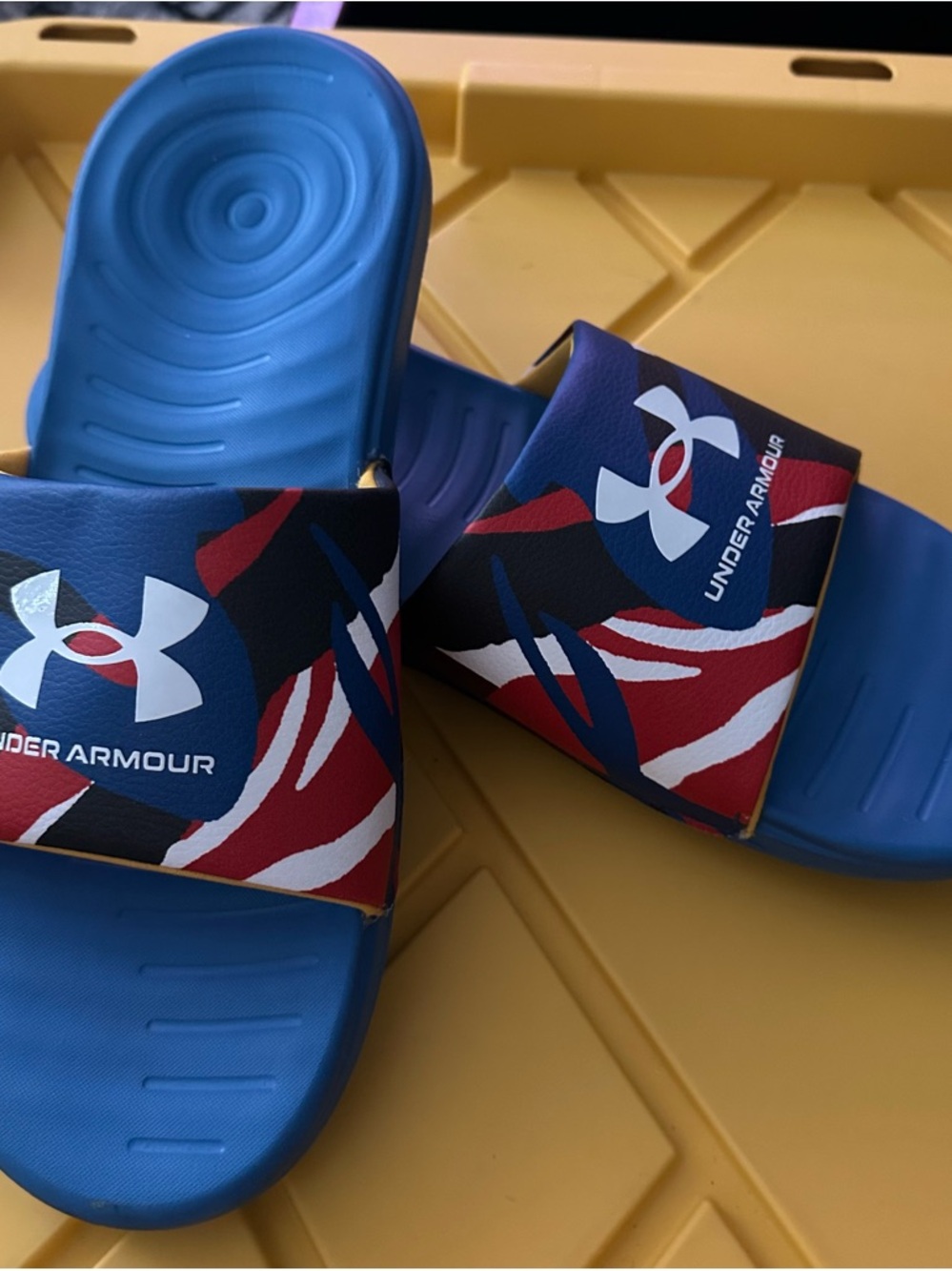 Like New Under Armour Men’s Blue Red Navy USA Patterned Slide Sandals Sz 12
